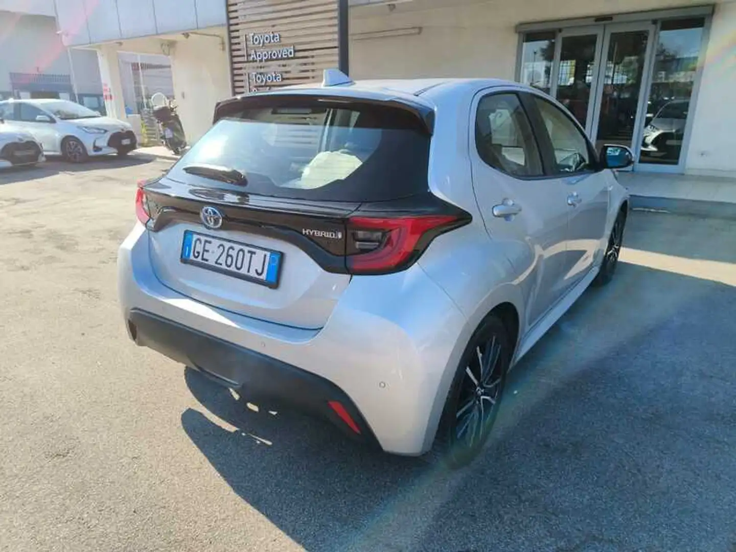 Toyota Yaris 1.5 Hybrid Trend Argento - 2