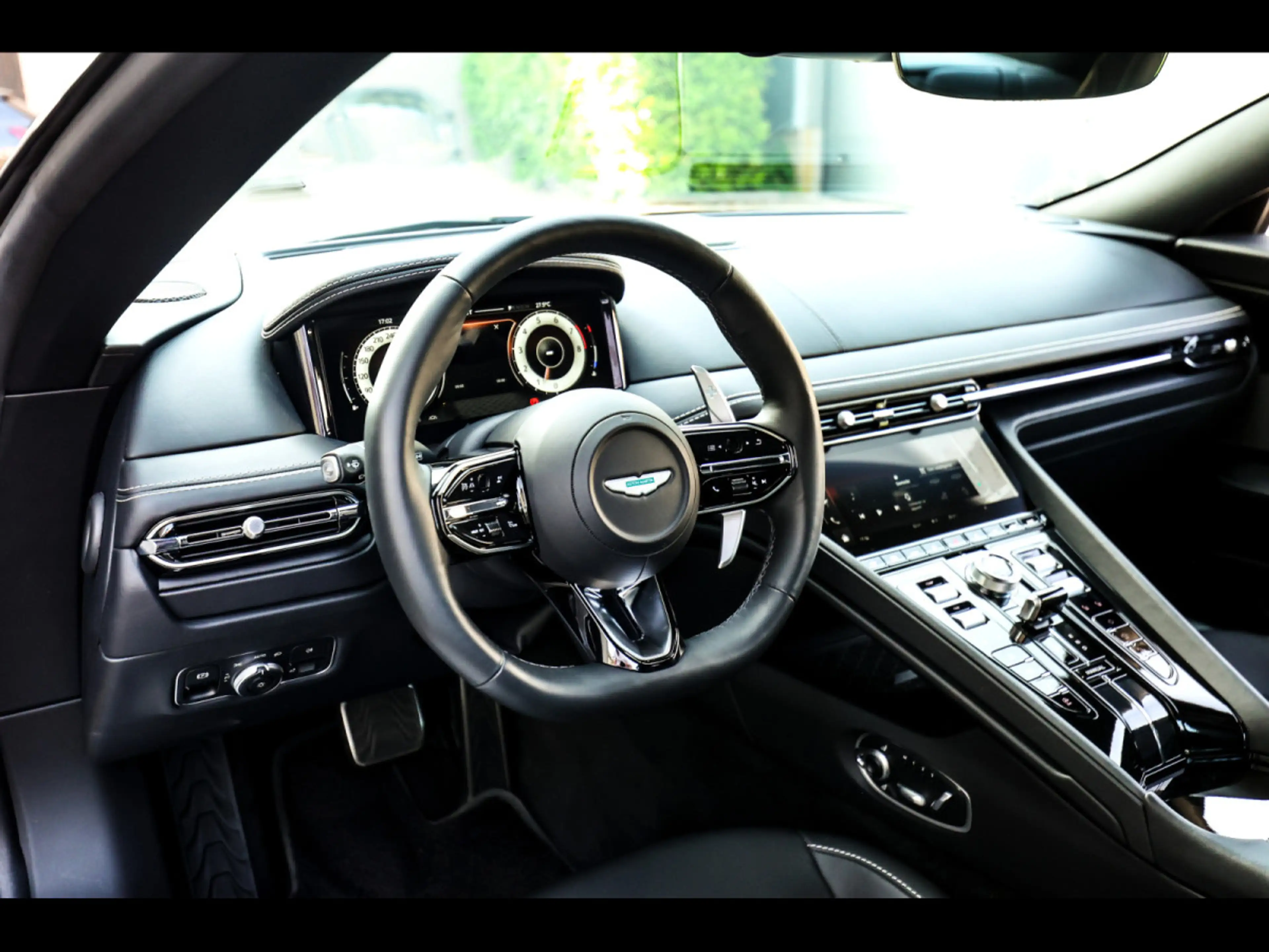 Aston Martin DB12 COUPE 4.0 V8°ALUMINITE SILVER°21'' — photo 10