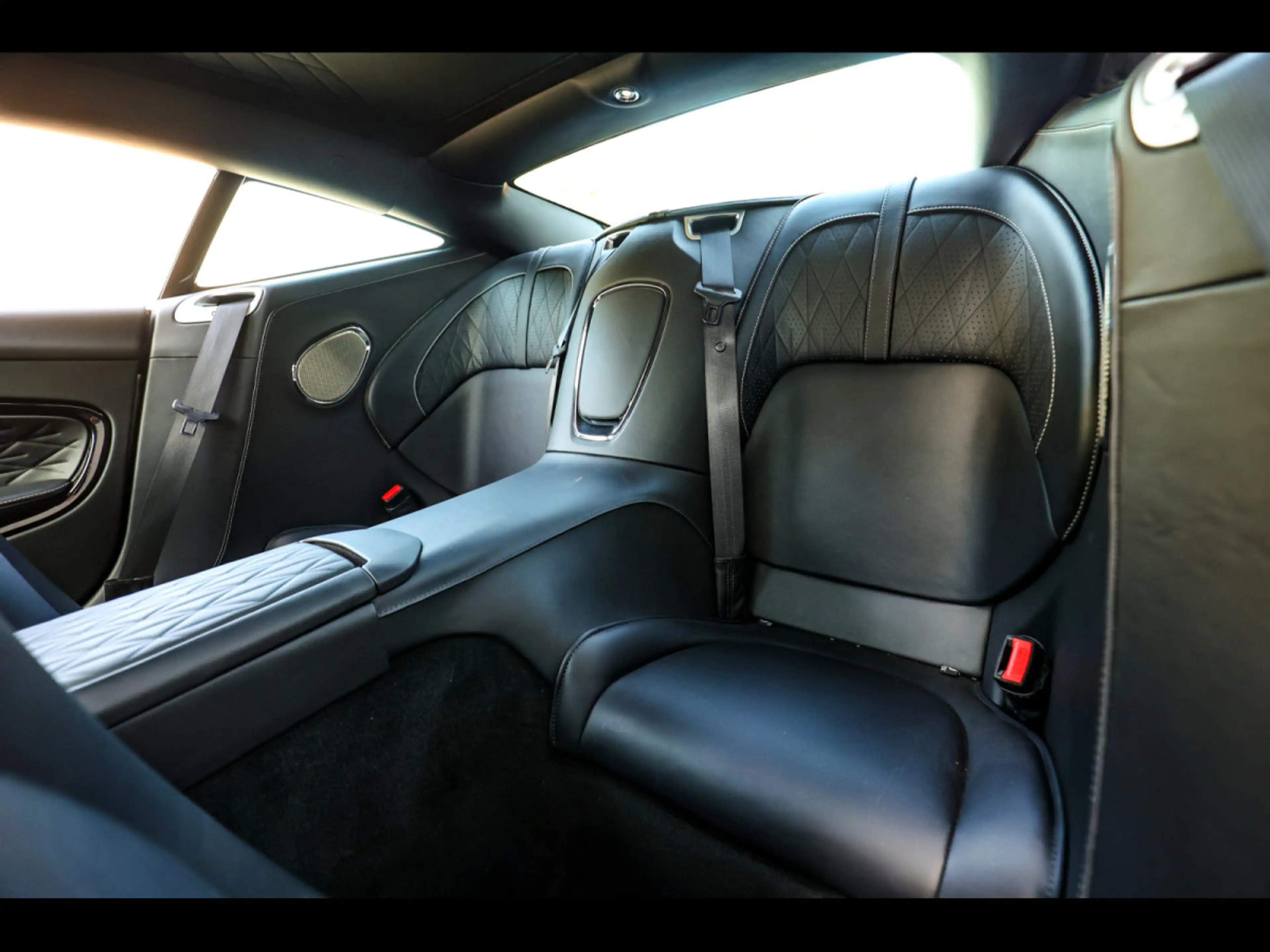 Aston Martin DB12 COUPE 4.0 V8°ALUMINITE SILVER°21'' — photo 12