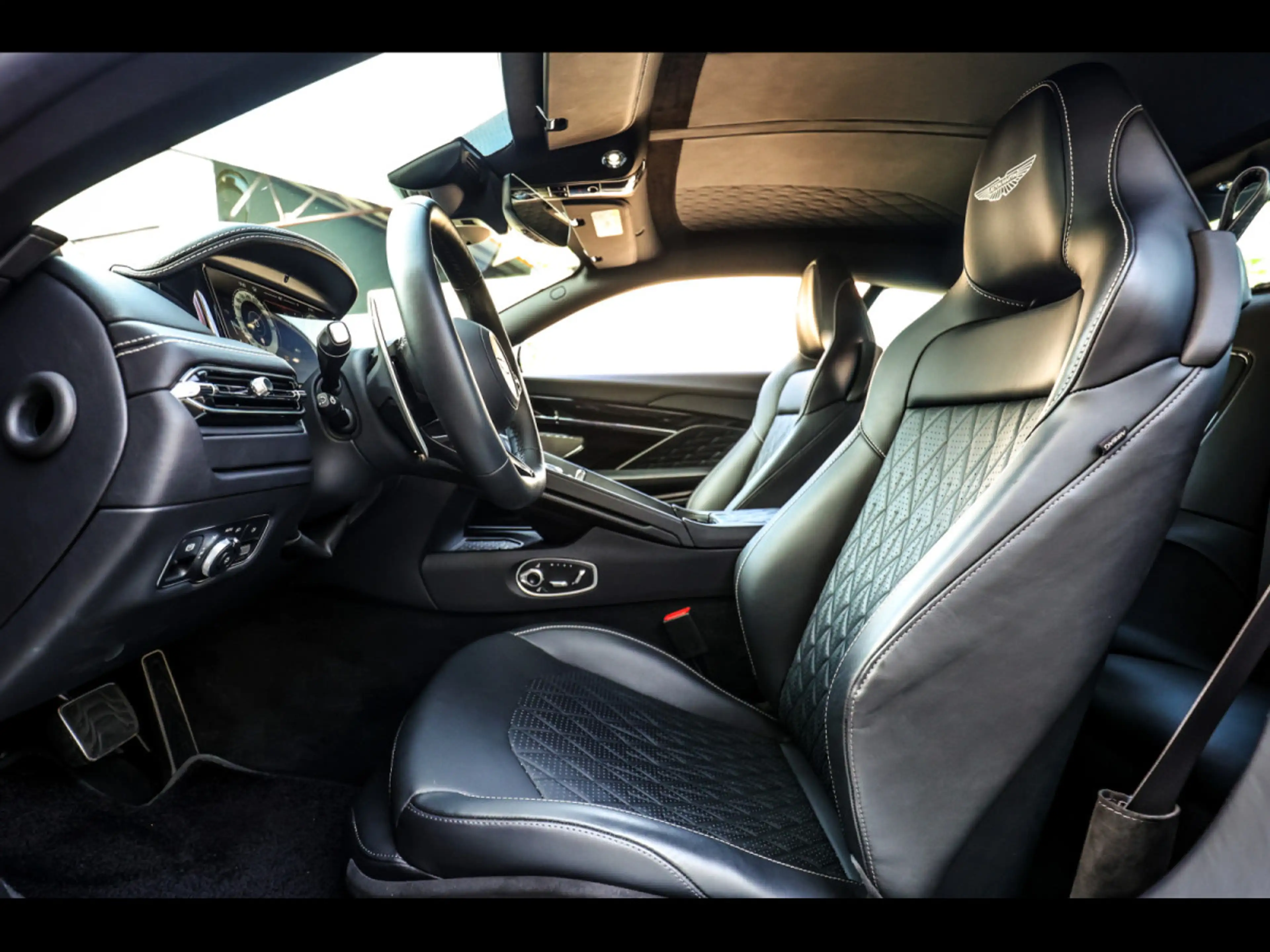 Aston Martin DB12 COUPE 4.0 V8°ALUMINITE SILVER°21'' — photo 11