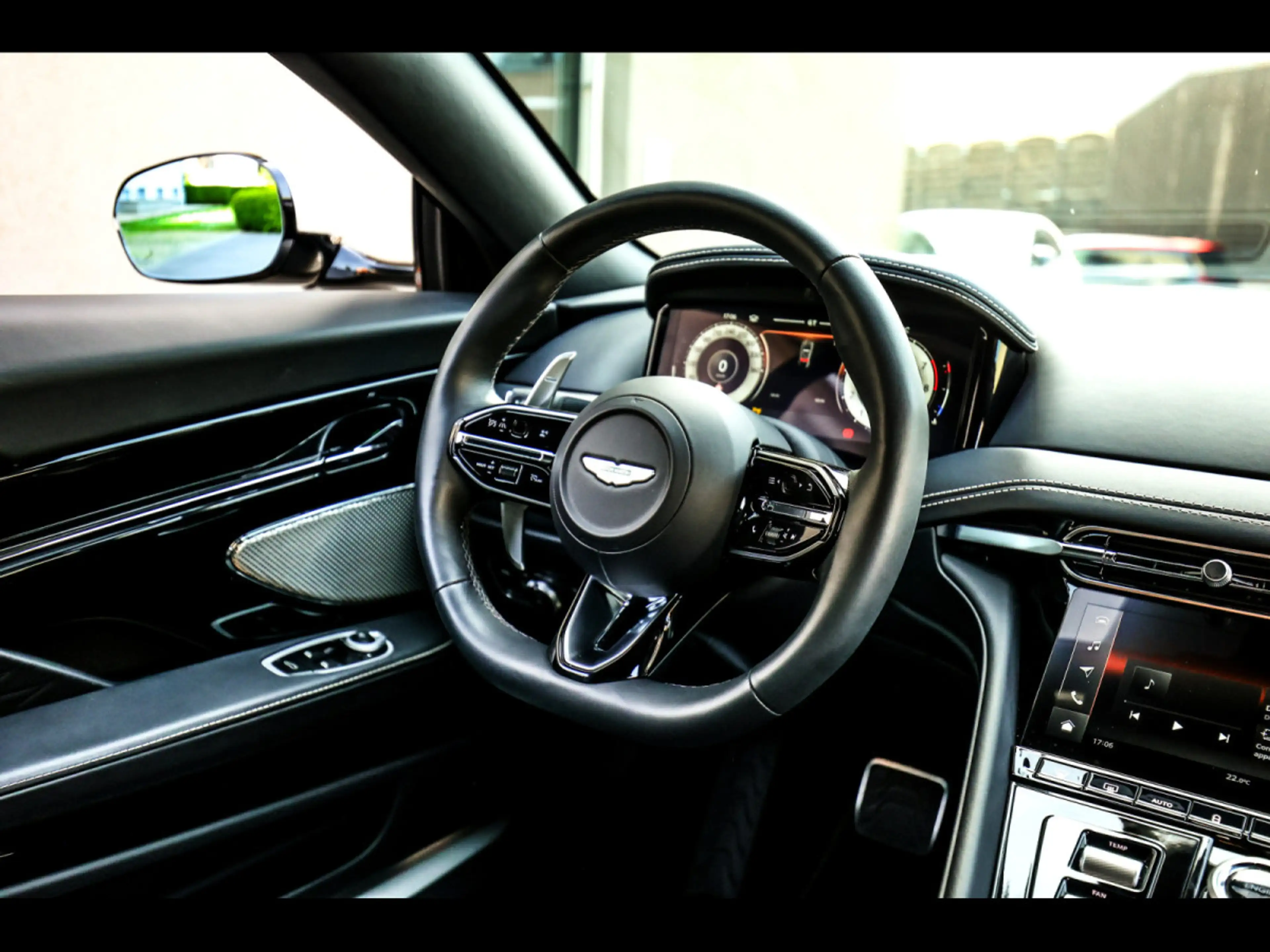 Aston Martin DB12 COUPE 4.0 V8°ALUMINITE SILVER°21'' — photo 15