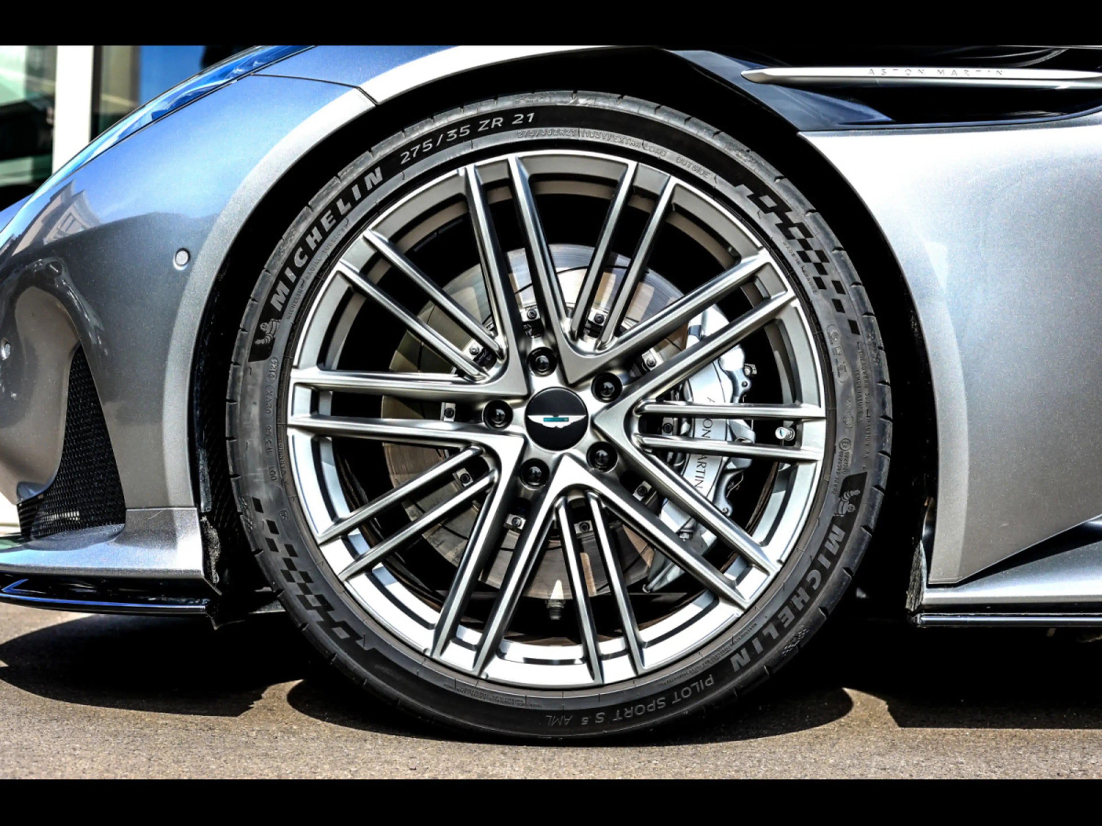 Aston Martin DB12 COUPE 4.0 V8°ALUMINITE SILVER°21'' — photo 8