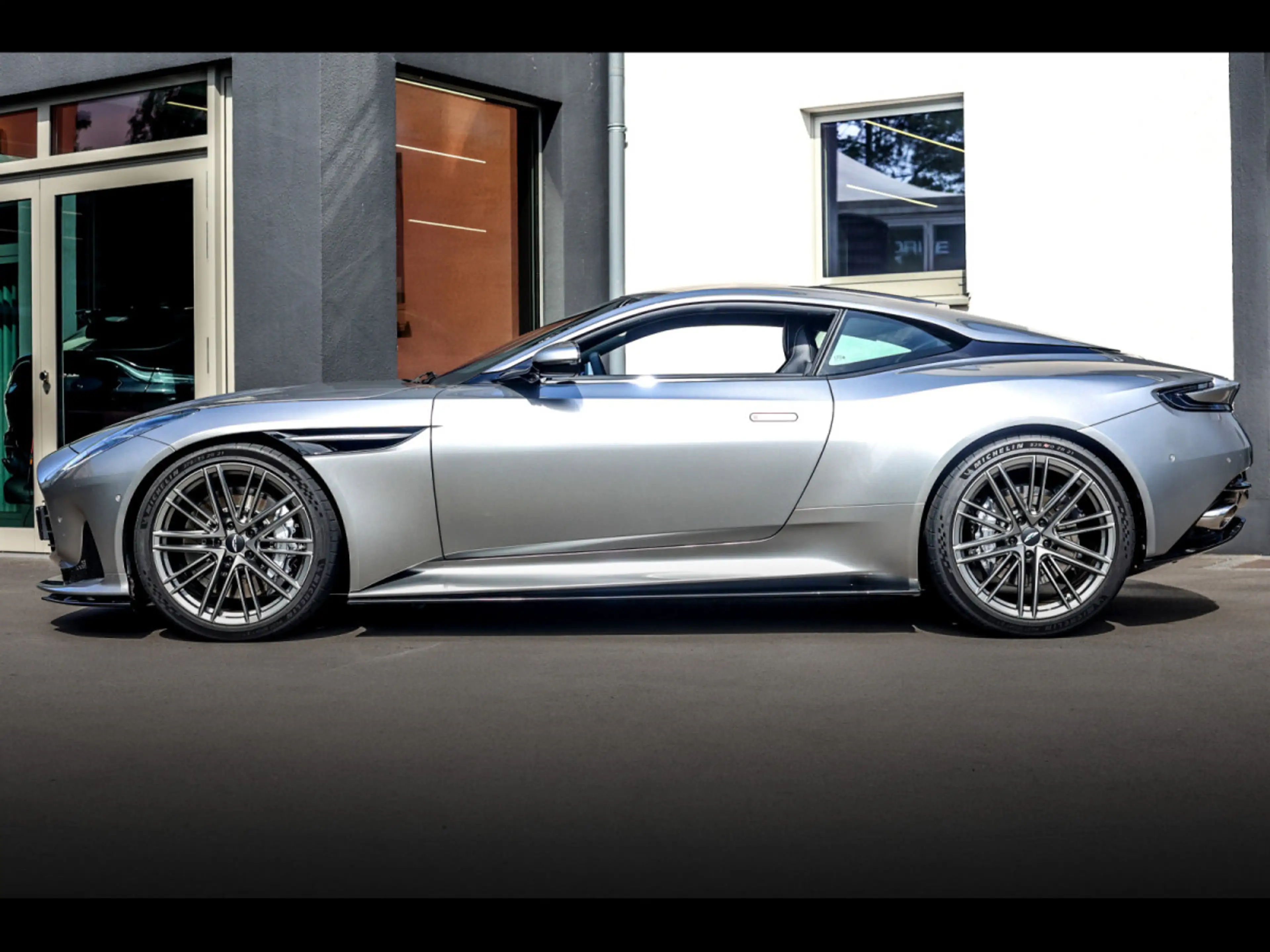 Aston Martin DB12 COUPE 4.0 V8°ALUMINITE SILVER°21'' — photo 2