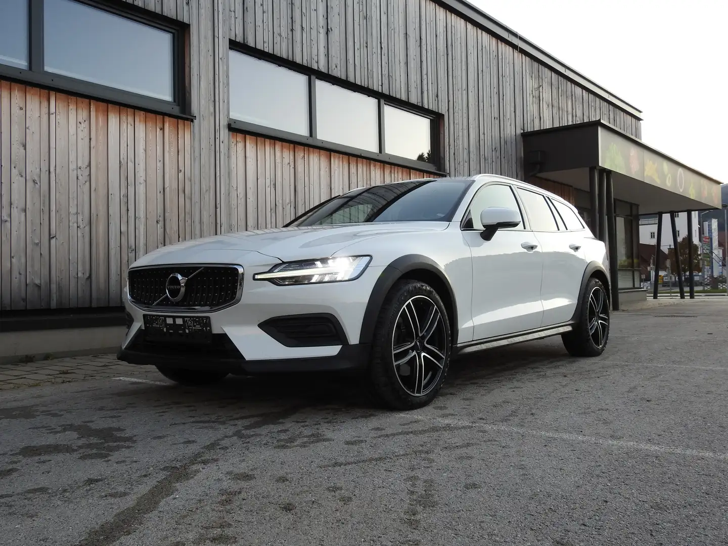 Volvo V60 Cross Country V60 Cross Country D4 AWD Cross Country Geartronic Weiß - 1