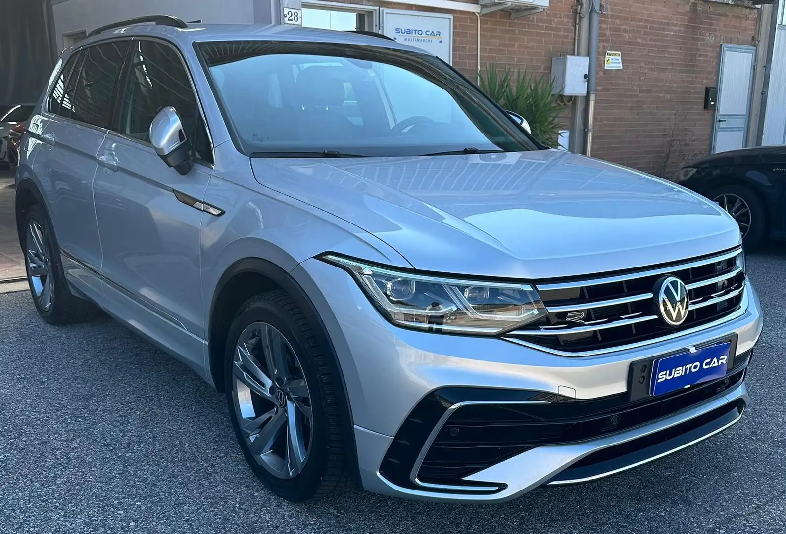 Volkswagen Tiguan Tiguan II 2021 2.0 tdi R-Line 150cv dsg Gris - 1