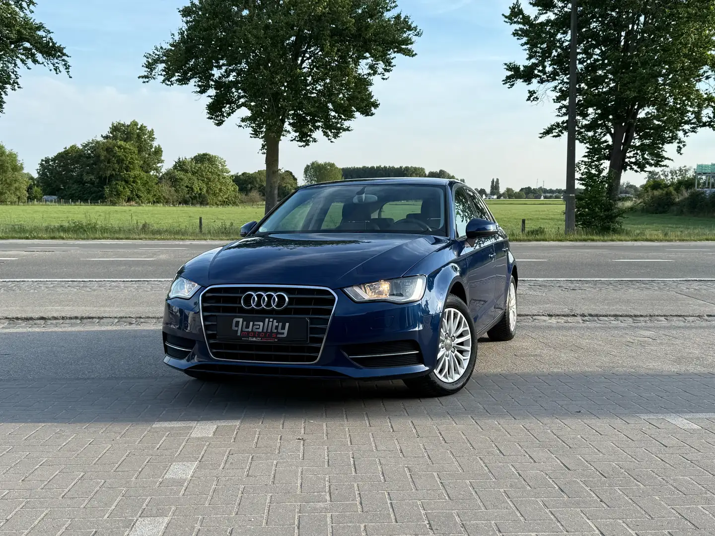 Audi A3 Sportback 1.6 TDi Ambiente Schwarz - 2
