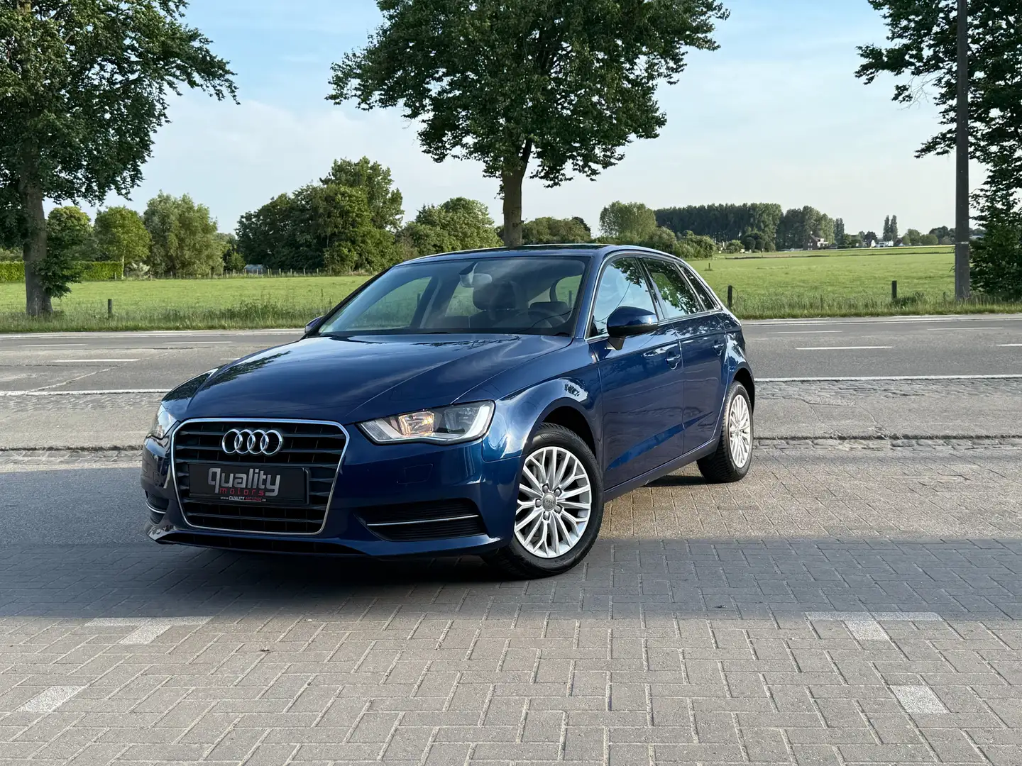 Audi A3 Sportback 1.6 TDi Ambiente Schwarz - 1