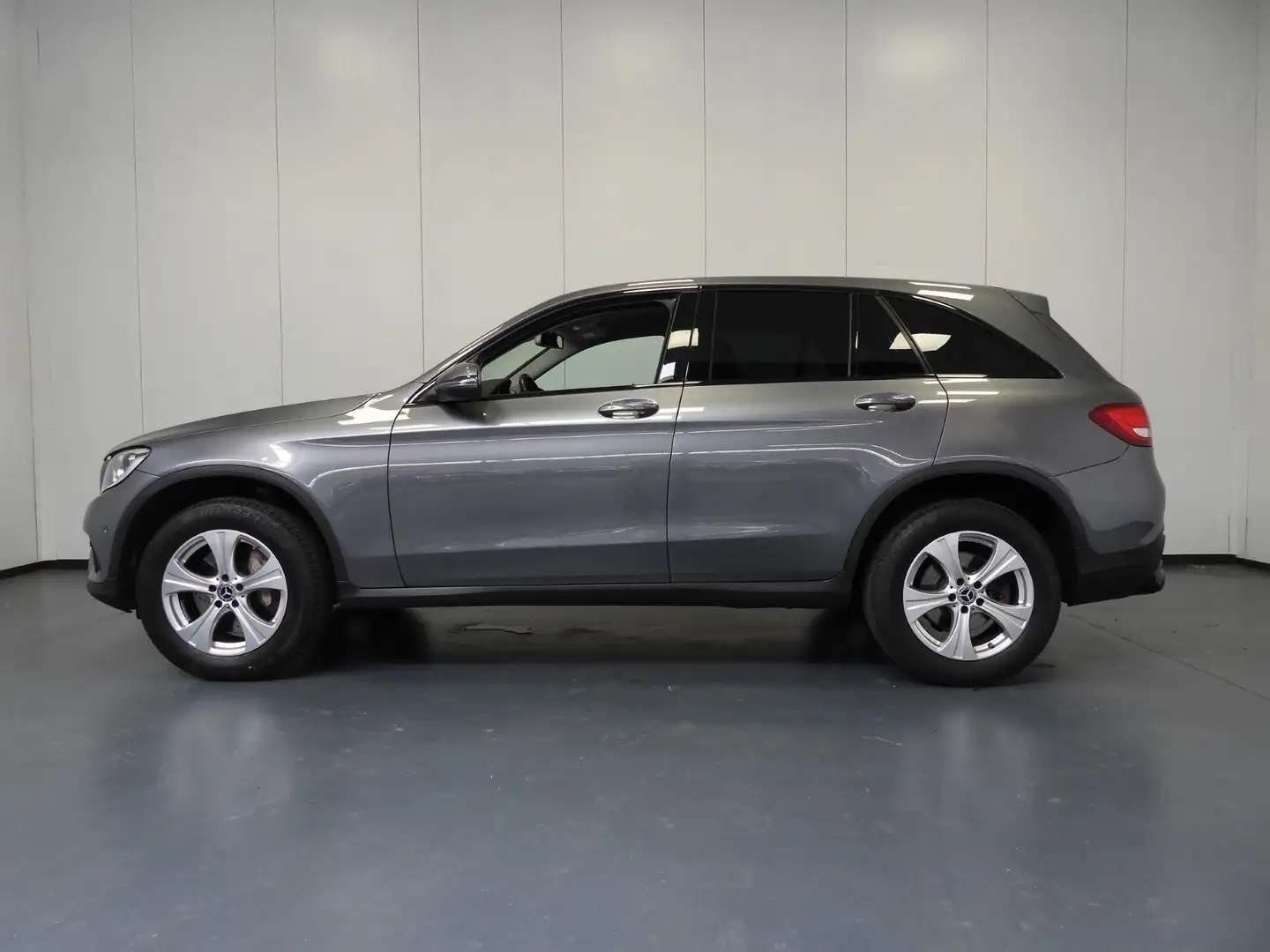 Mercedes-Benz GLC-Klasse GLC350e 4MATIC Premium NAVI/CAMERA/TREK Grijs - 2