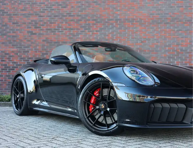 Porsche 911 view 6