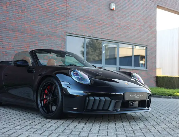 Porsche 911 view 8