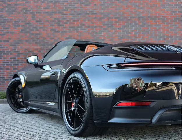 Porsche 911 view 7