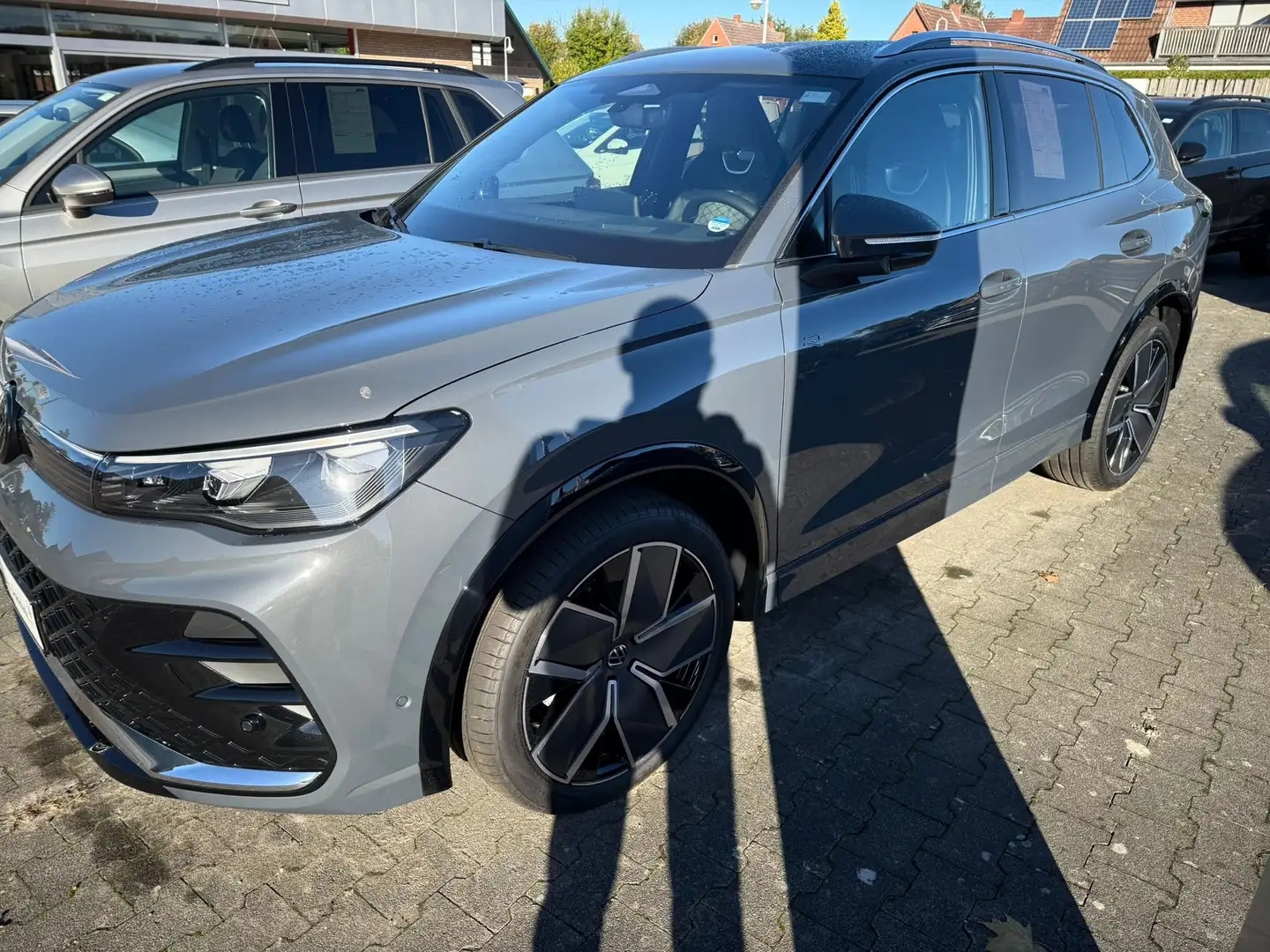 Volkswagen Tiguan 1.5 eTSI R-Line AHK Matrix 20Zoll 360° Standh. - 1