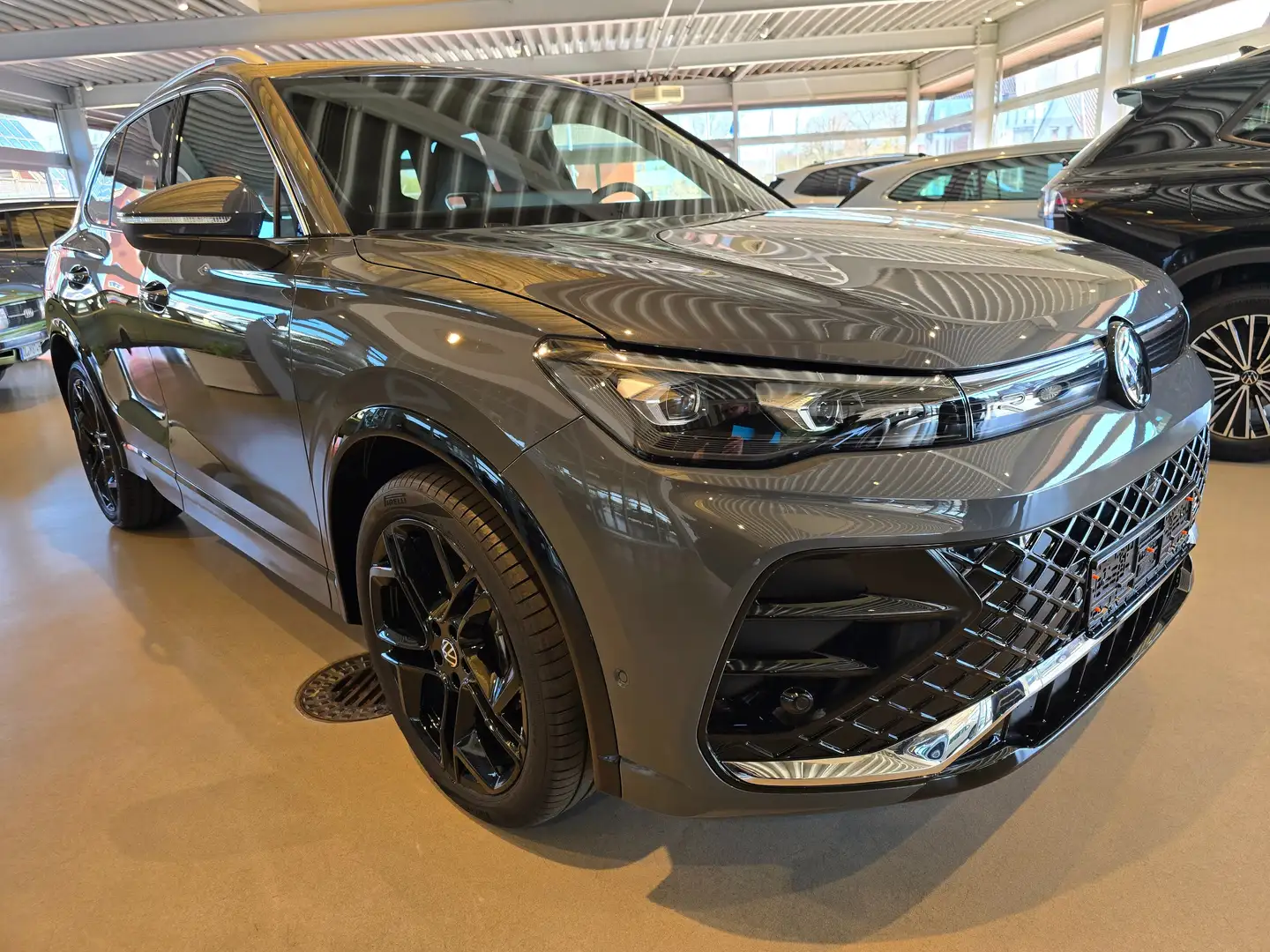 Volkswagen Tiguan 1.5 eTSI R-Line AHK Matrix 20Zoll 360°Kamera - 1