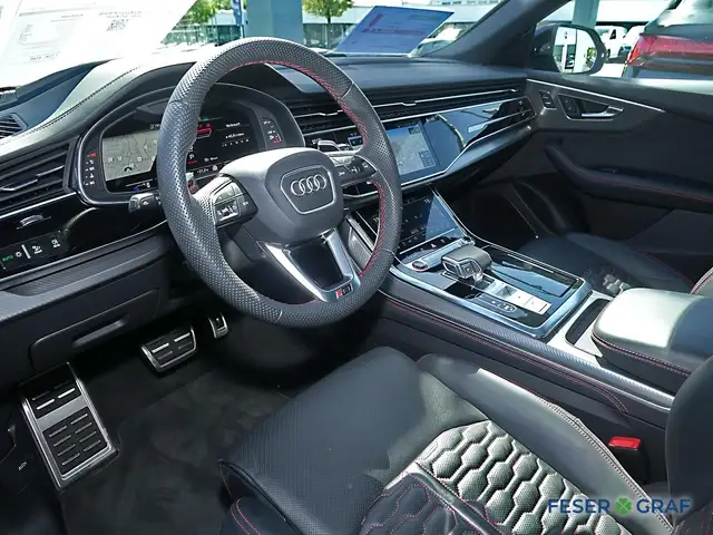 Audi Q8 view 8