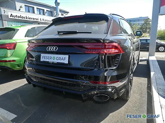 Audi Q8 view 3