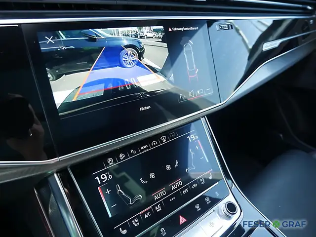 Audi Q8 view 9