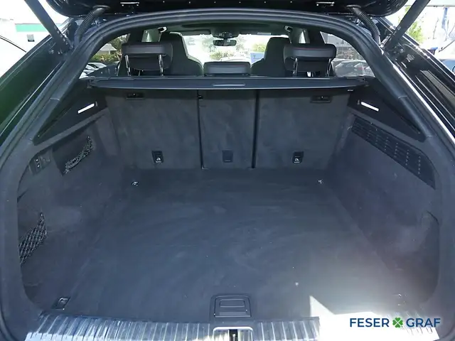 Audi Q8 view 10