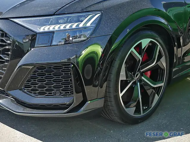 Audi Q8 view 11