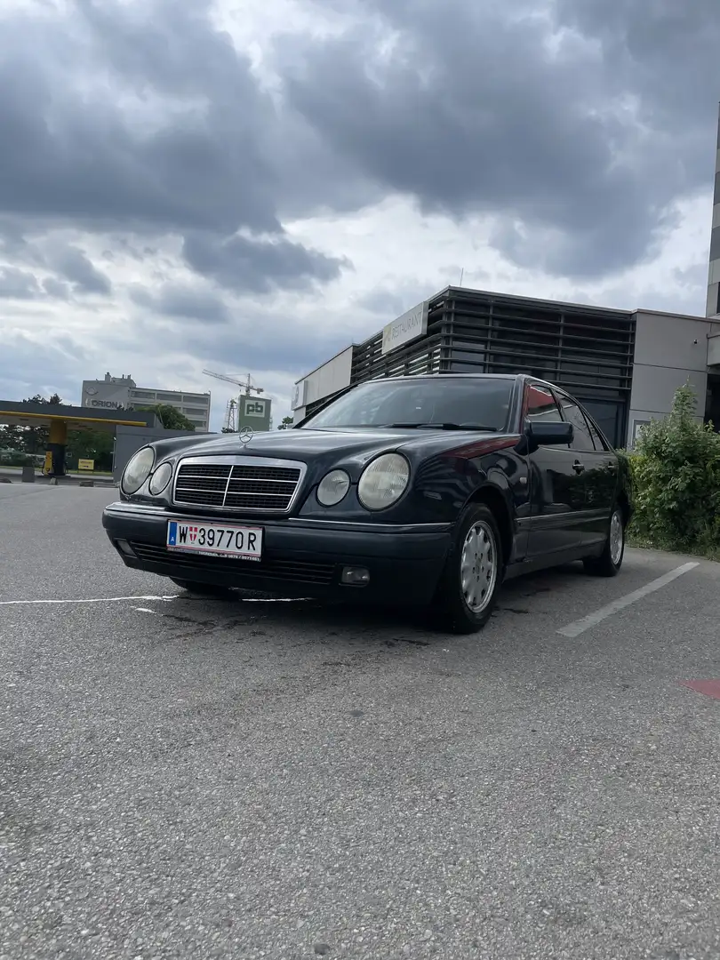 Mercedes-Benz E 200 Elegance Aut. Blau - 1