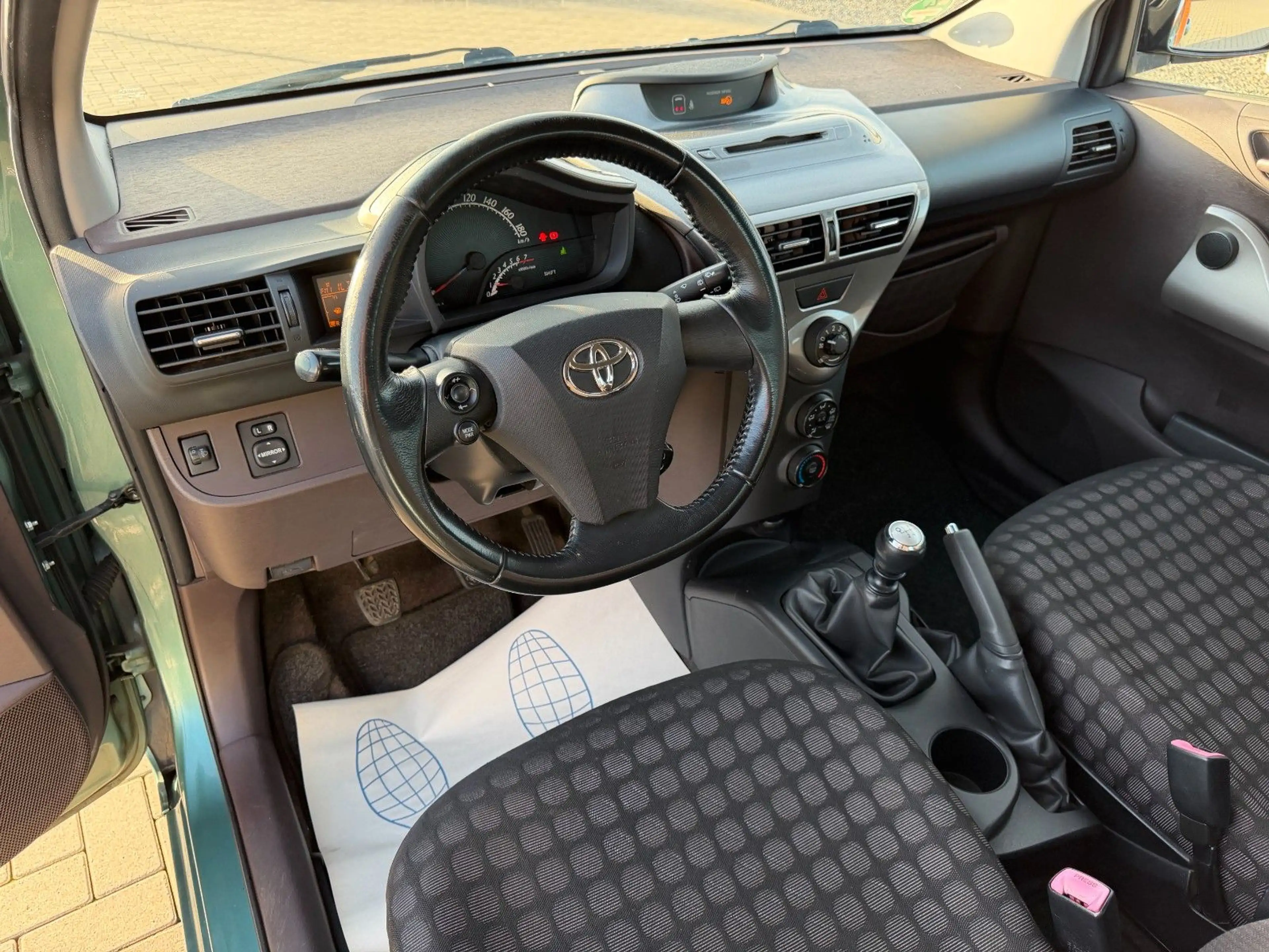 Toyota iQ / Klima / El. Fensterheber / AUX — photo 9