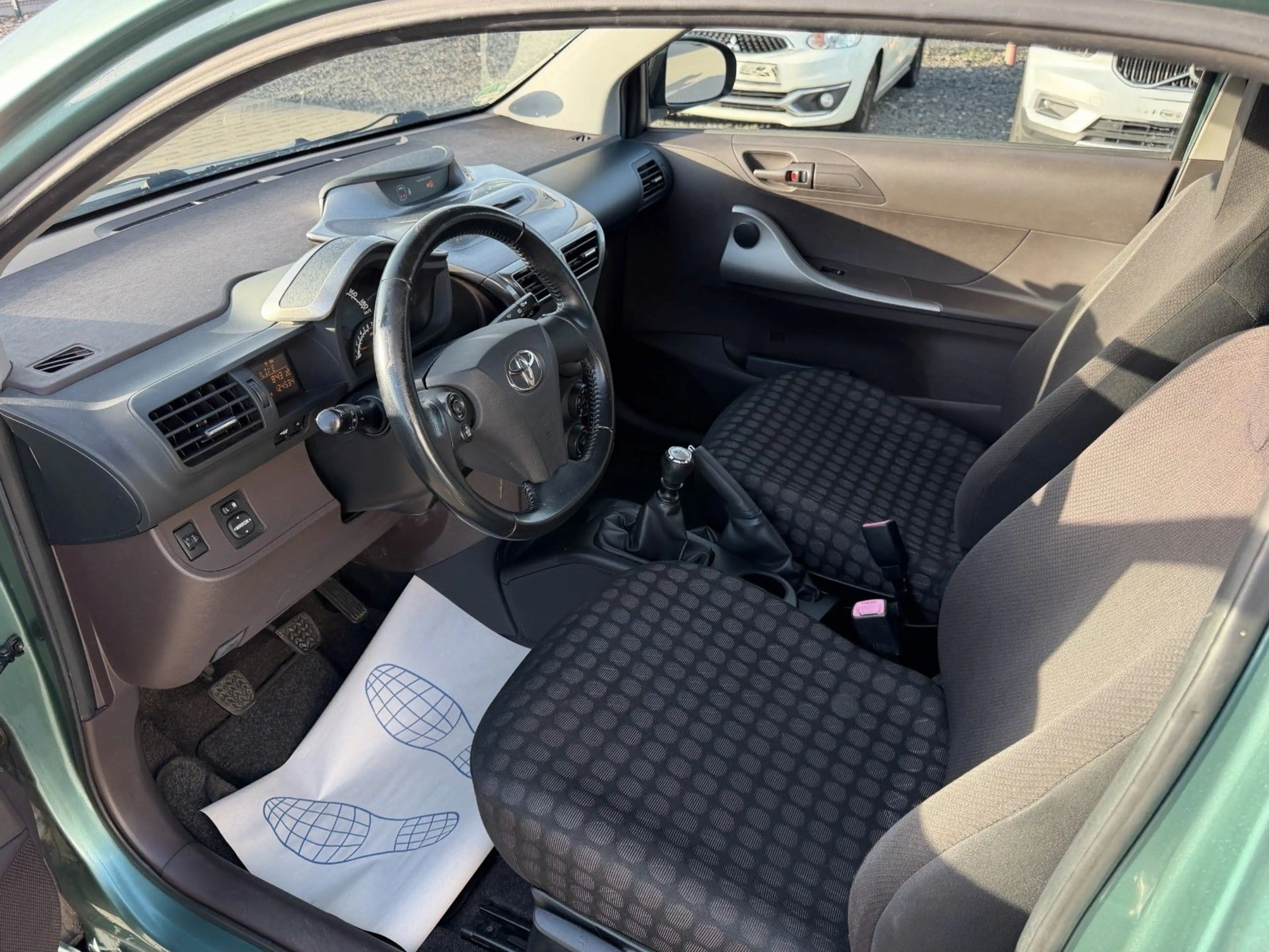 Toyota iQ / Klima / El. Fensterheber / AUX — photo 8