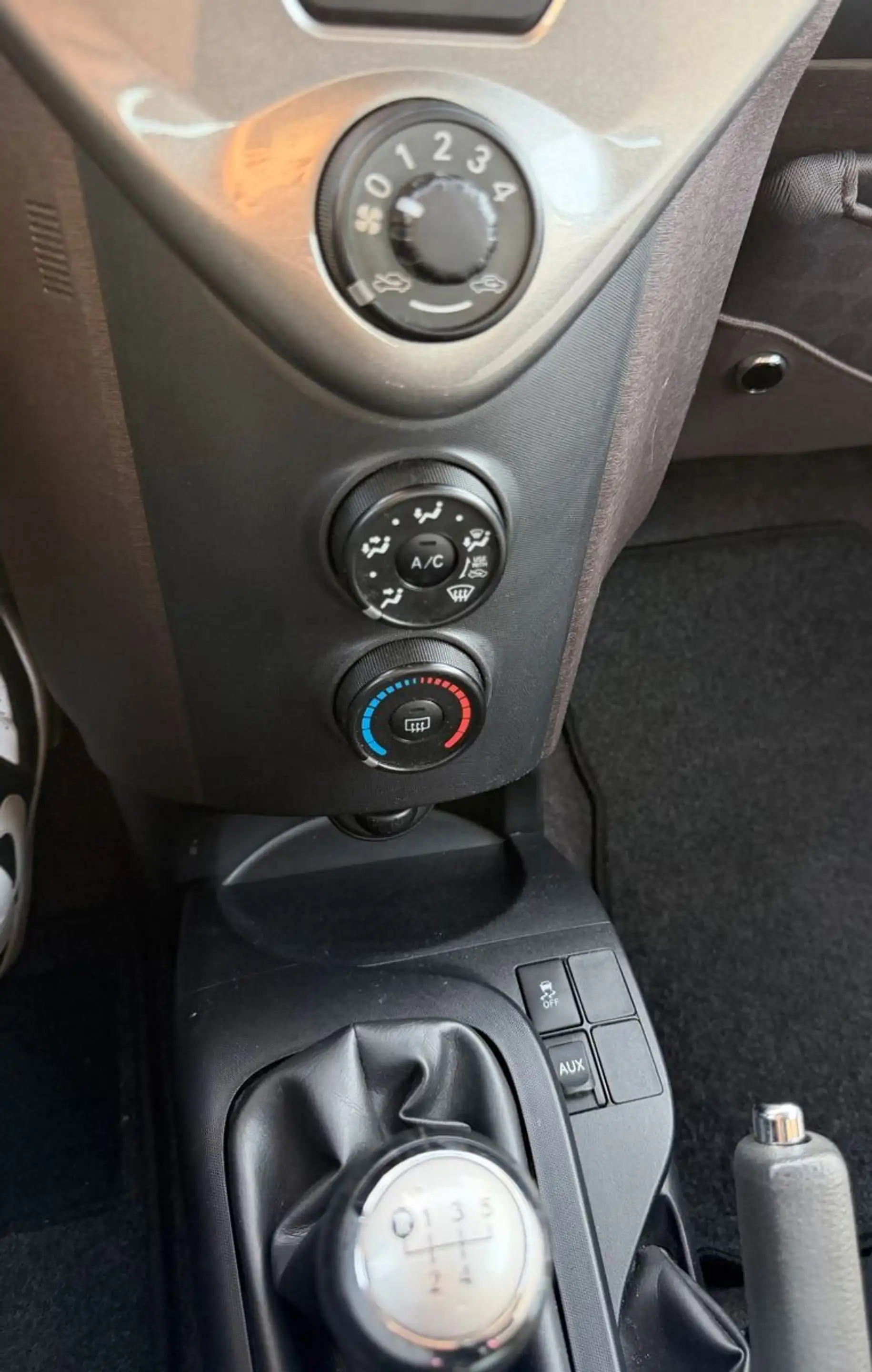 Toyota iQ / Klima / El. Fensterheber / AUX — photo 11