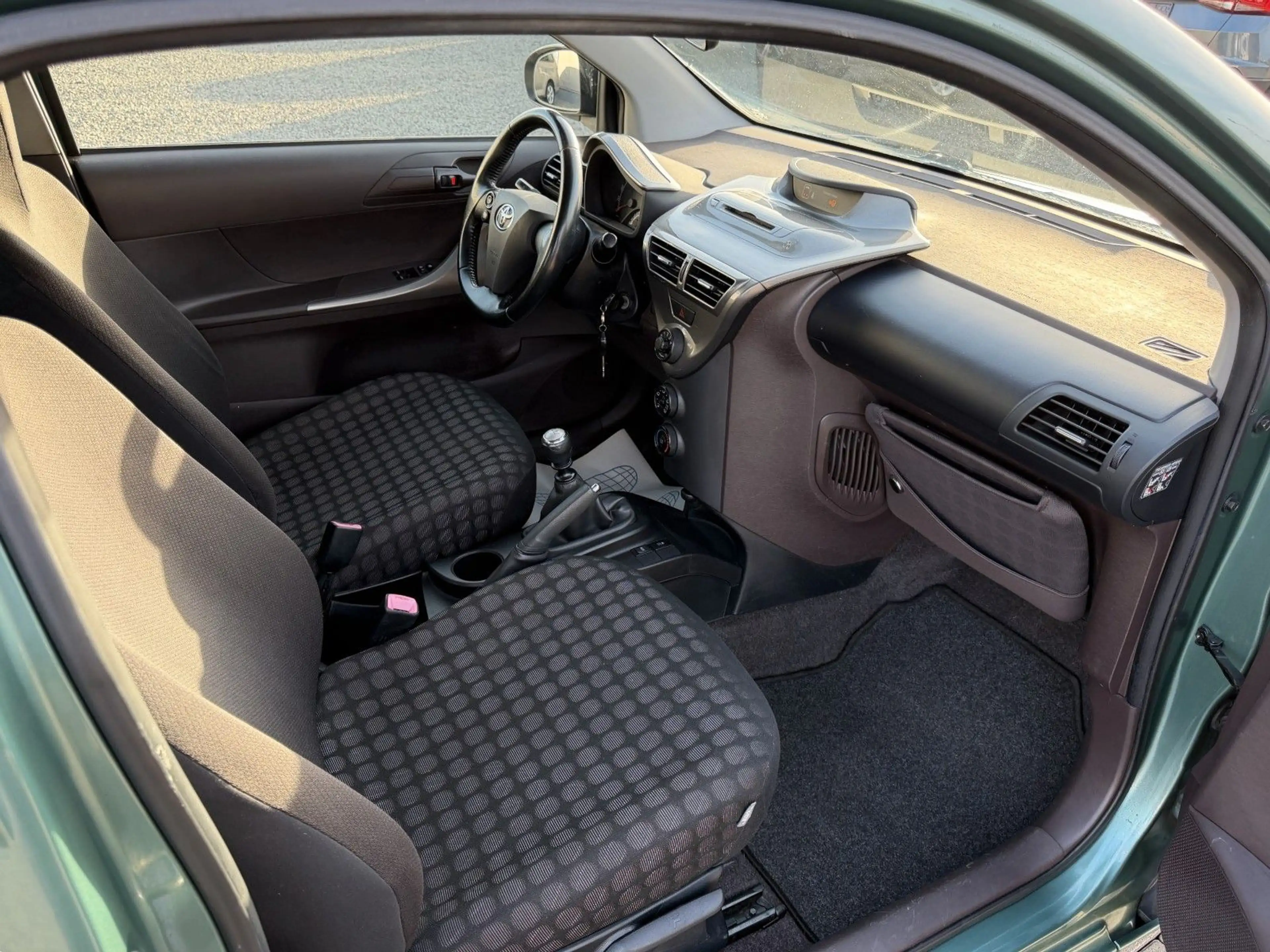 Toyota iQ / Klima / El. Fensterheber / AUX — photo 5