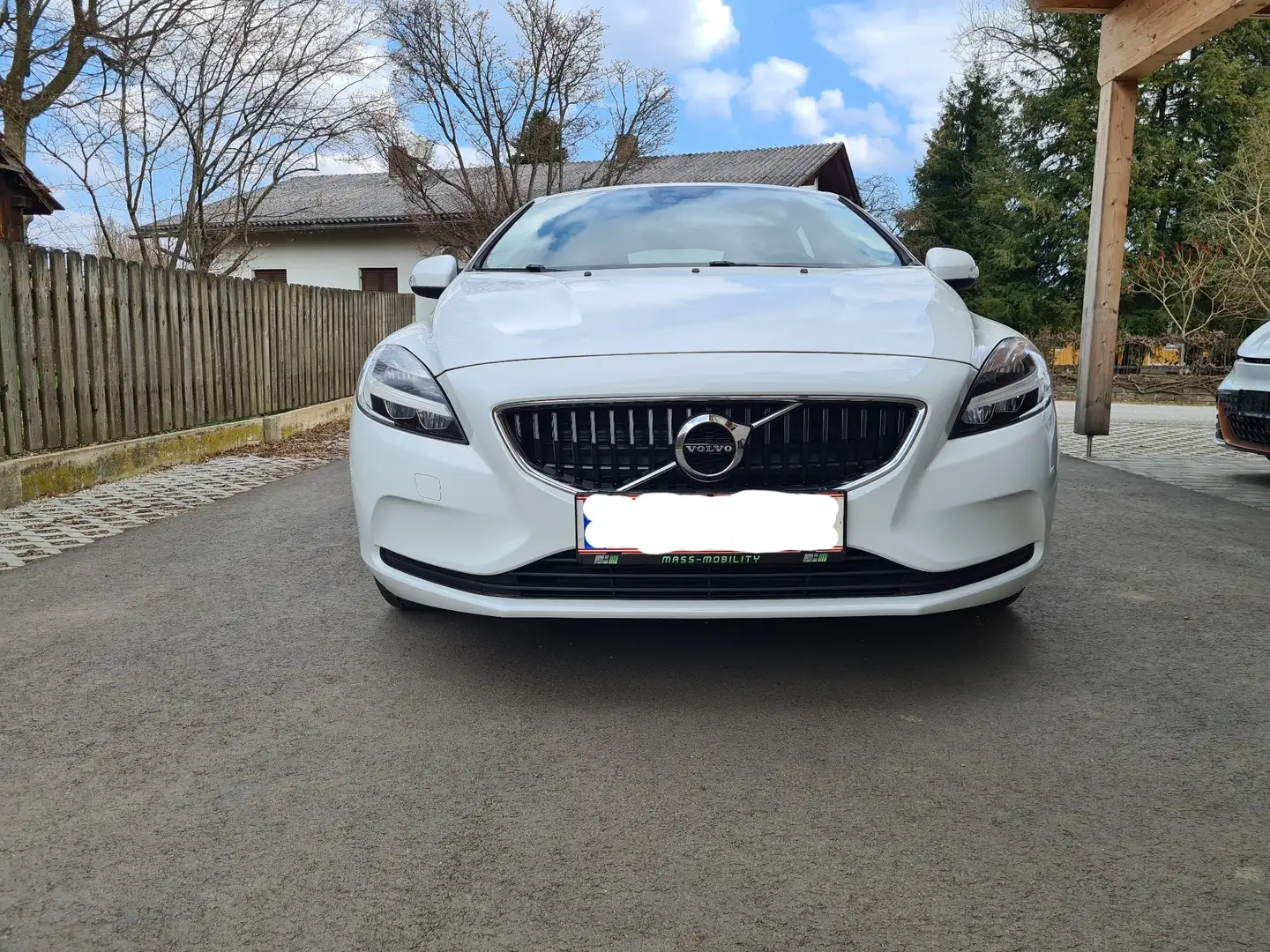 Volvo V40 T2 Kinetic Weiß - 1