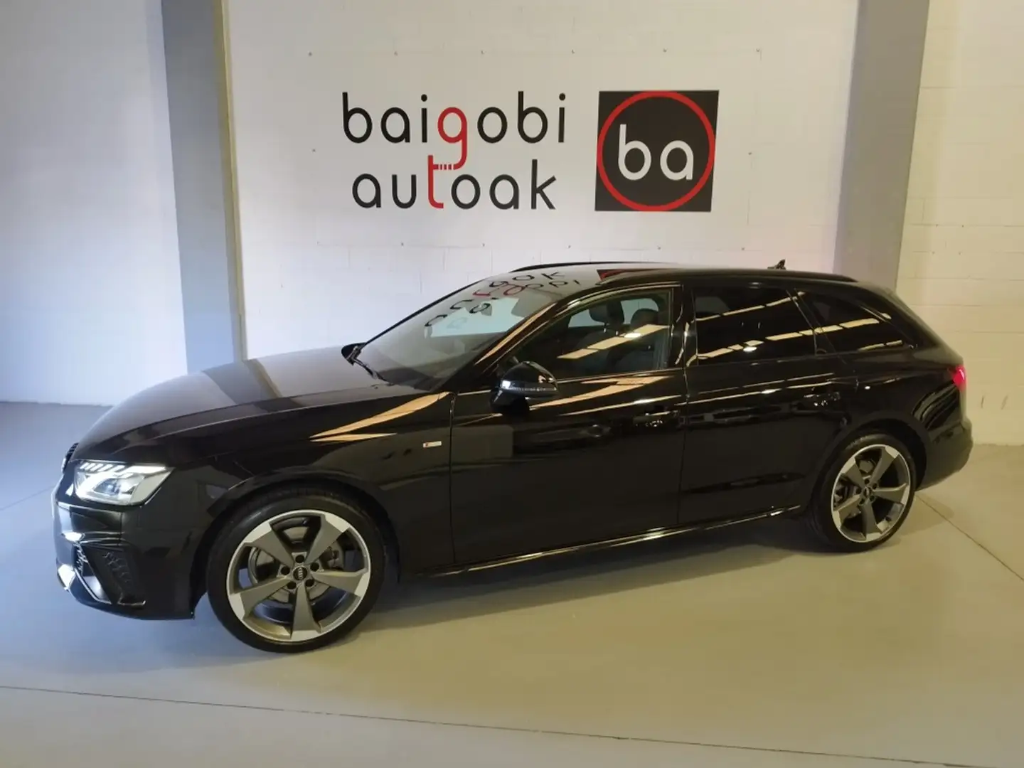 Audi A4 Avant 35 TDI Black line S tronic 120kW crna - 2
