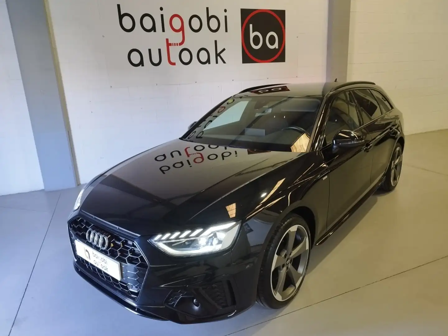 Audi A4 Avant 35 TDI Black line S tronic 120kW crna - 1