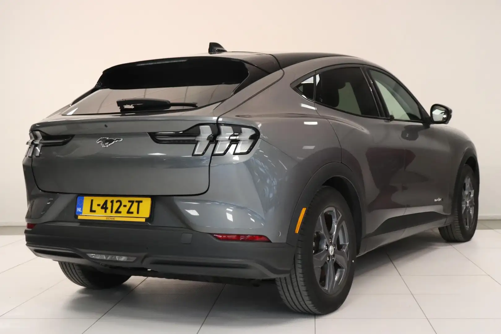 Ford Mustang Mach-E Extended RWD 98 kWh | Panoramadak | SoH 94,5% | el Gris - 2
