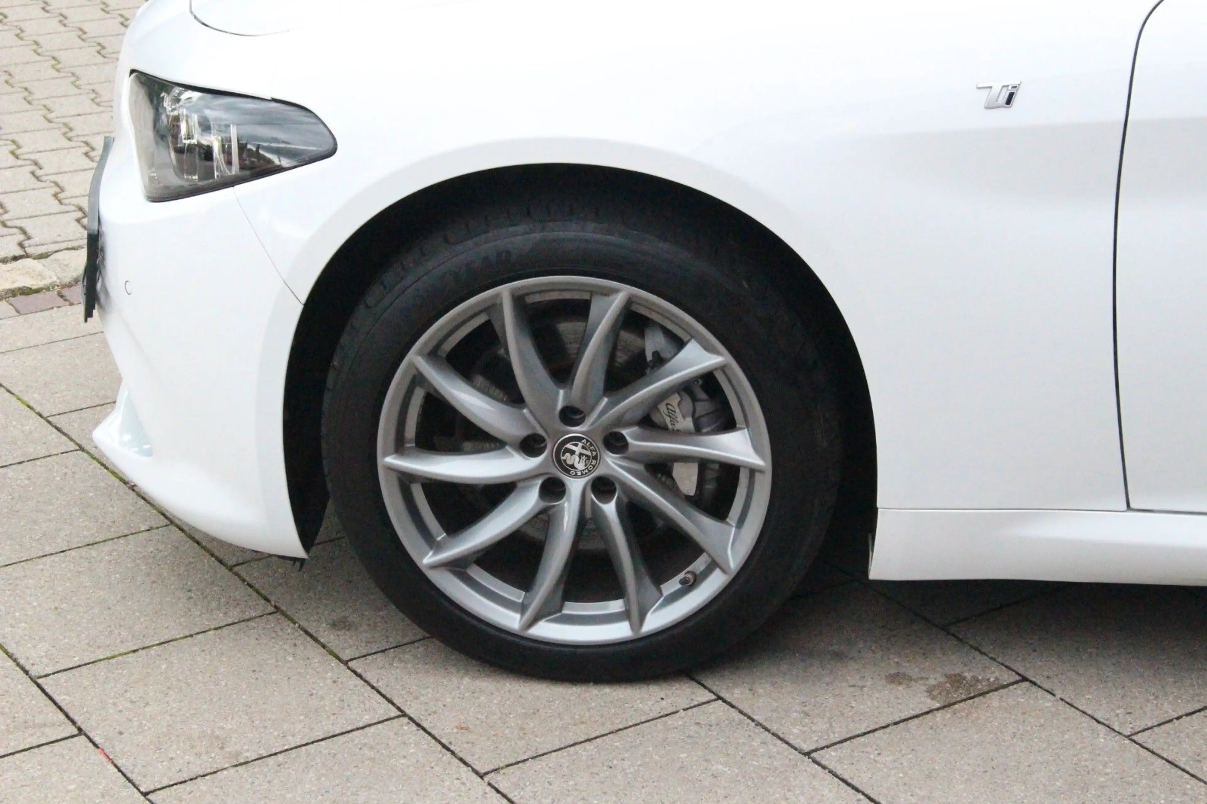 Alfa Romeo Giulia Ti Q4 — photo 6