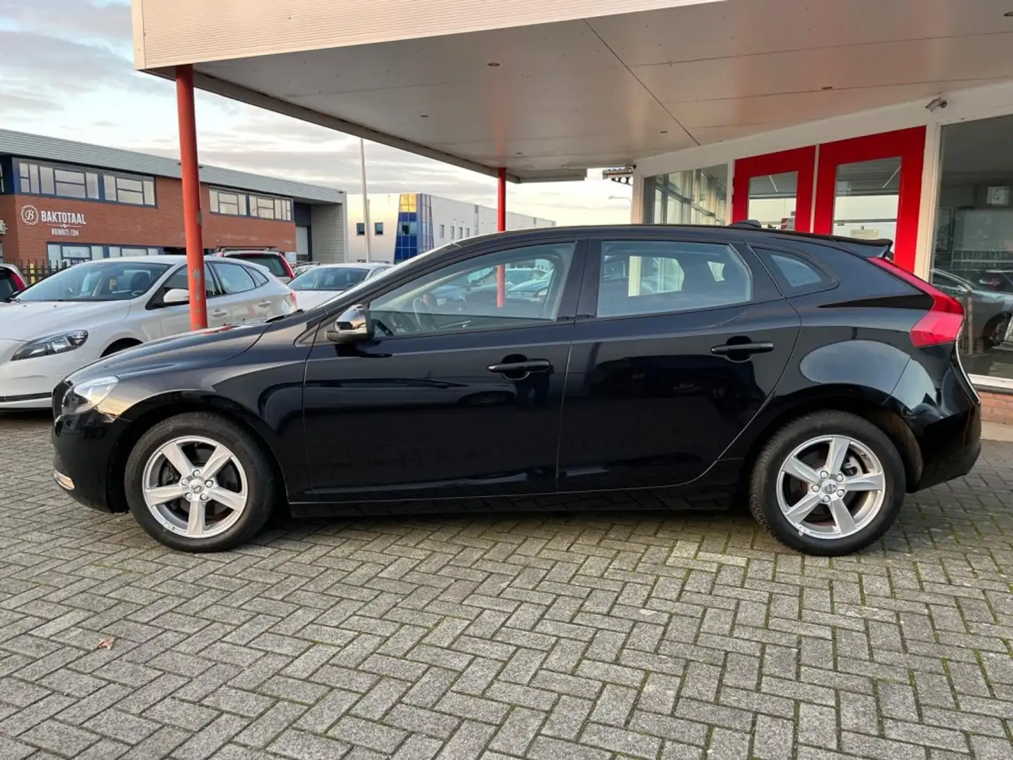 Volvo V40 T3 150PK Momentum Winterpakket/BLUETHOOTH/DEALER O Černá - 2