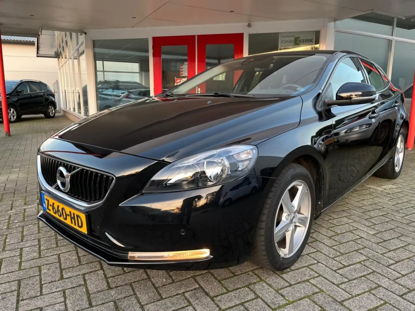 Volvo V40 T3 150PK Momentum Winterpakket/BLUETHOOTH/DEALER O Černá - 1