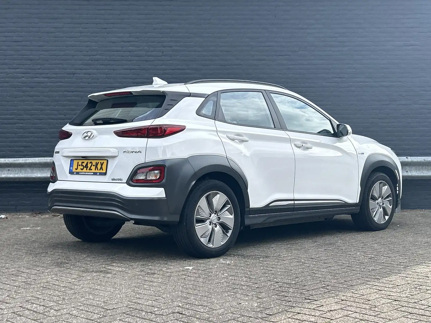 Hyundai KONA EV Comfort 64 kWh | € 12.950,- NETTO! | Climate | Blanc - 2