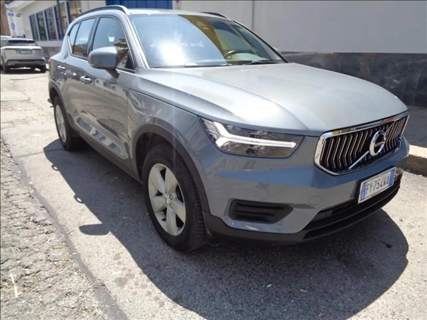 Volvo XC40 1.5 MOMENTUM 2WD Grigio - 2