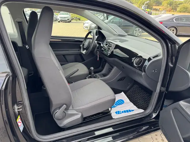 Volkswagen up! view 14