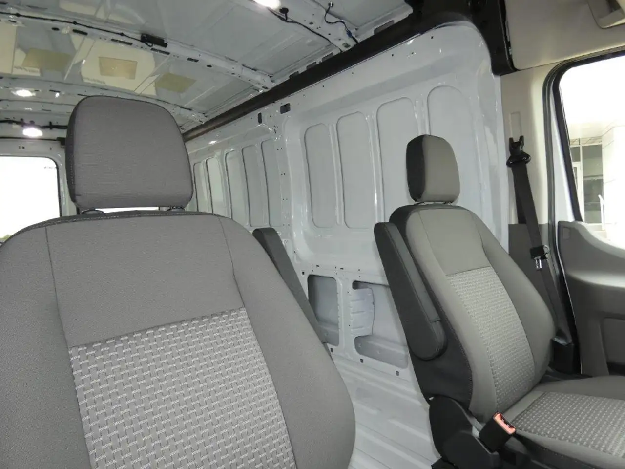 Ford Transit Cargo Van снимка Ford Transit Cargo Van