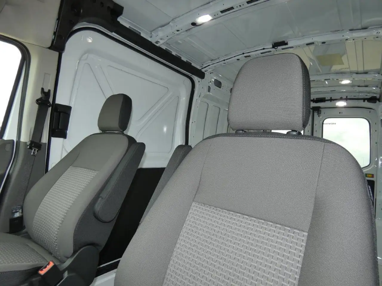 Ford Transit Cargo Van снимка Ford Transit Cargo Van