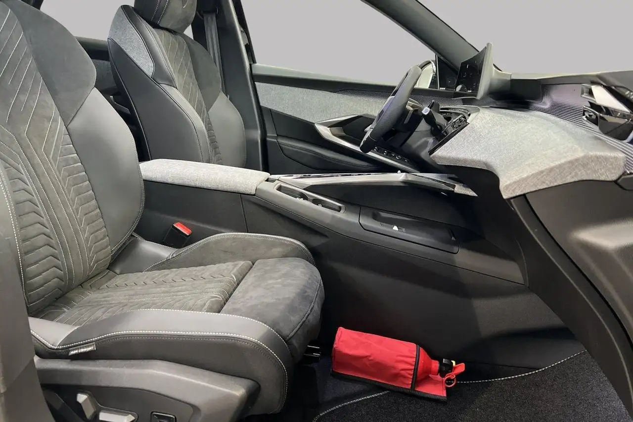 Peugeot 3008 GT EXCLUSIVE 4WD 8
