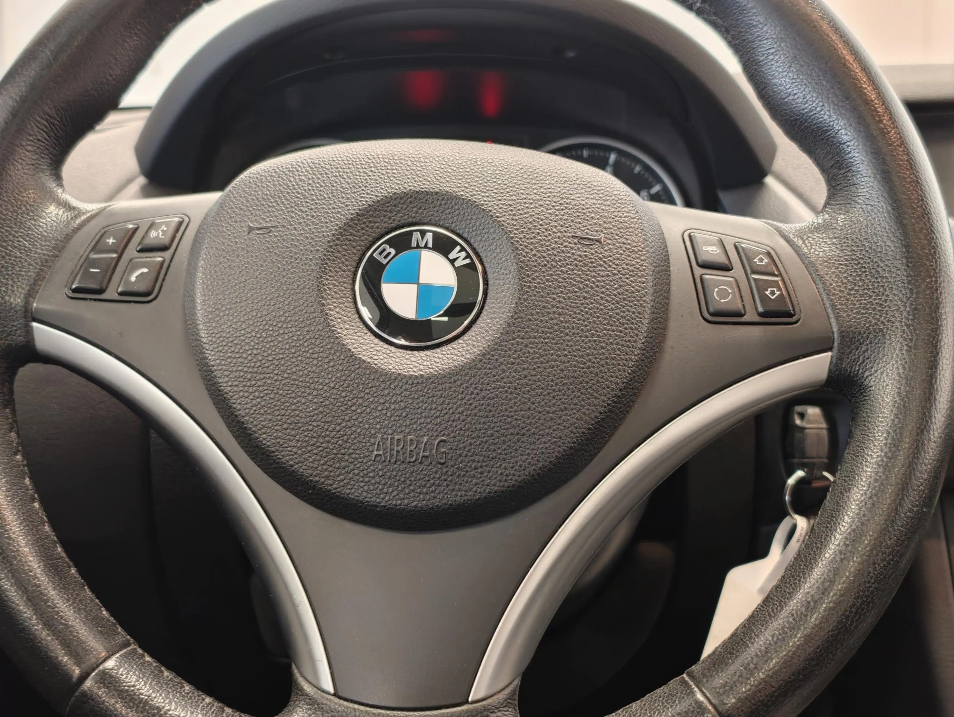 BMW X1 sDrive18i Executive — photo 12