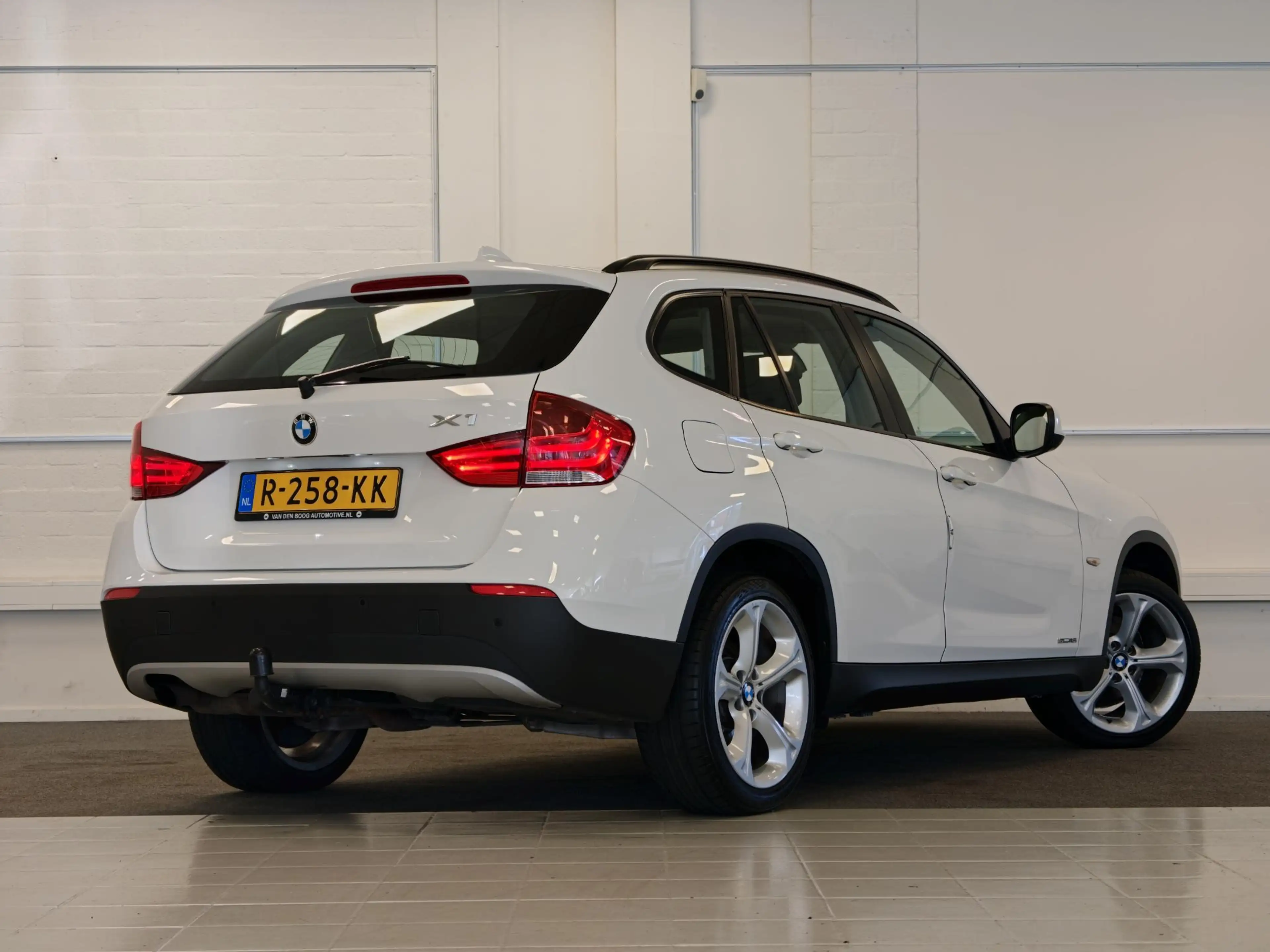 BMW X1 sDrive18i Executive — photo 7