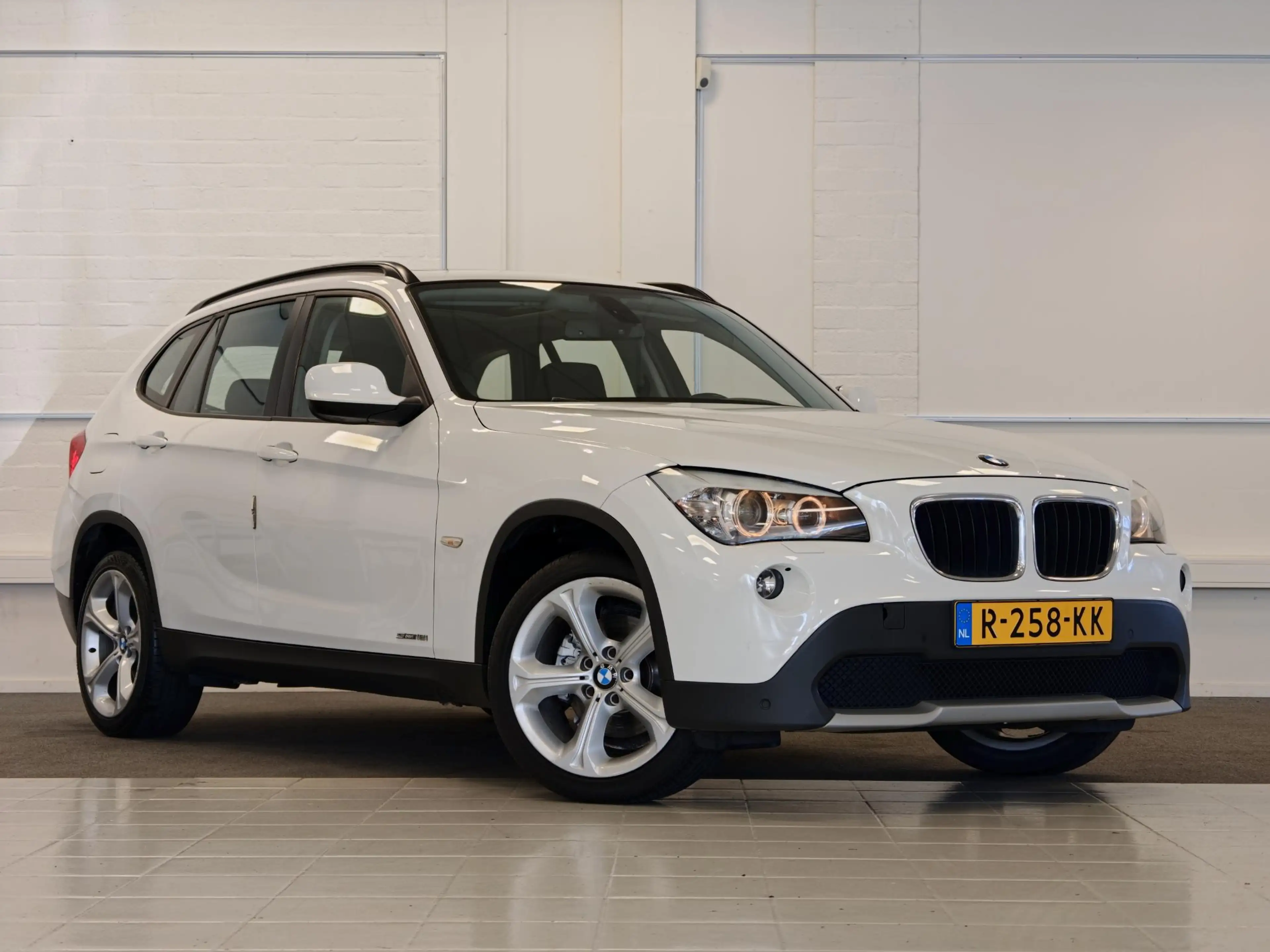BMW X1 sDrive18i Executive — photo 2