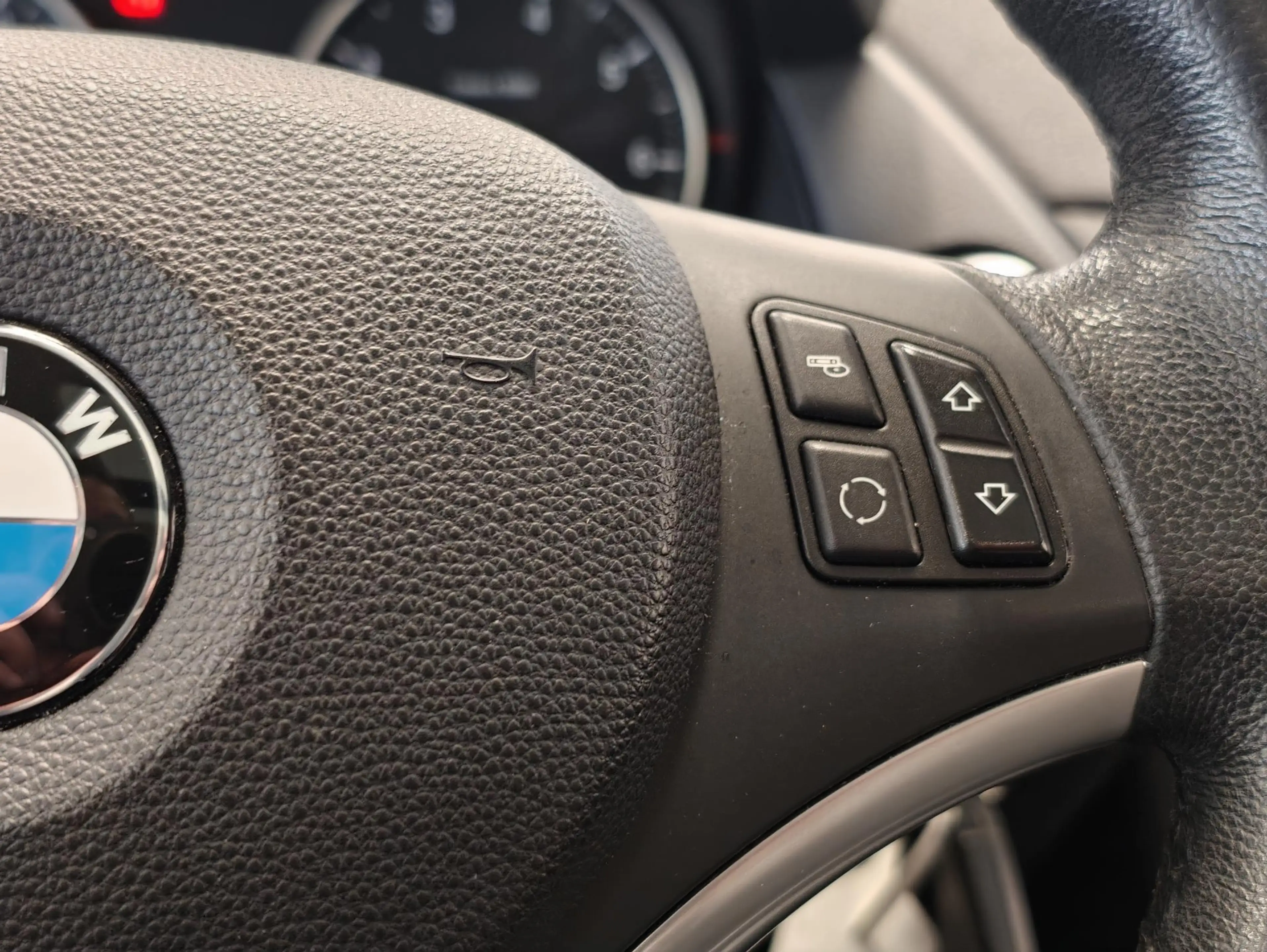BMW X1 sDrive18i Executive — photo 14