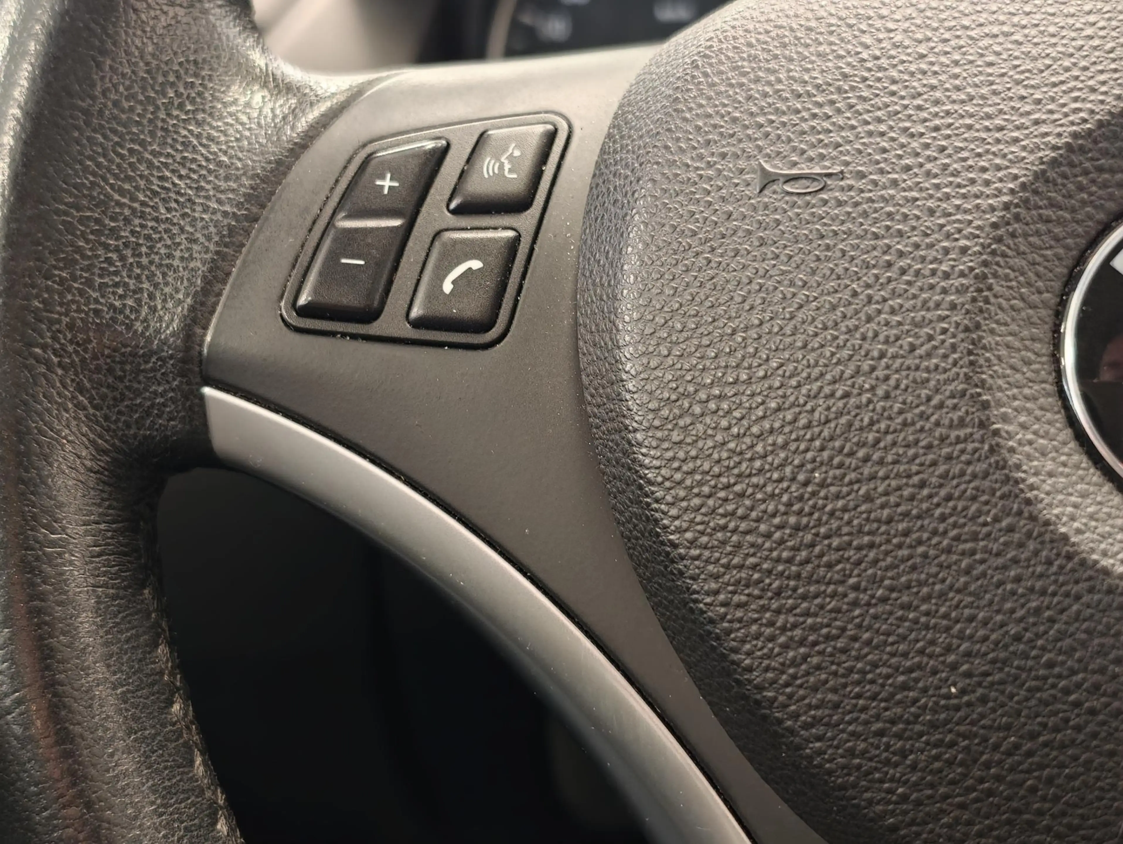 BMW X1 sDrive18i Executive — photo 13