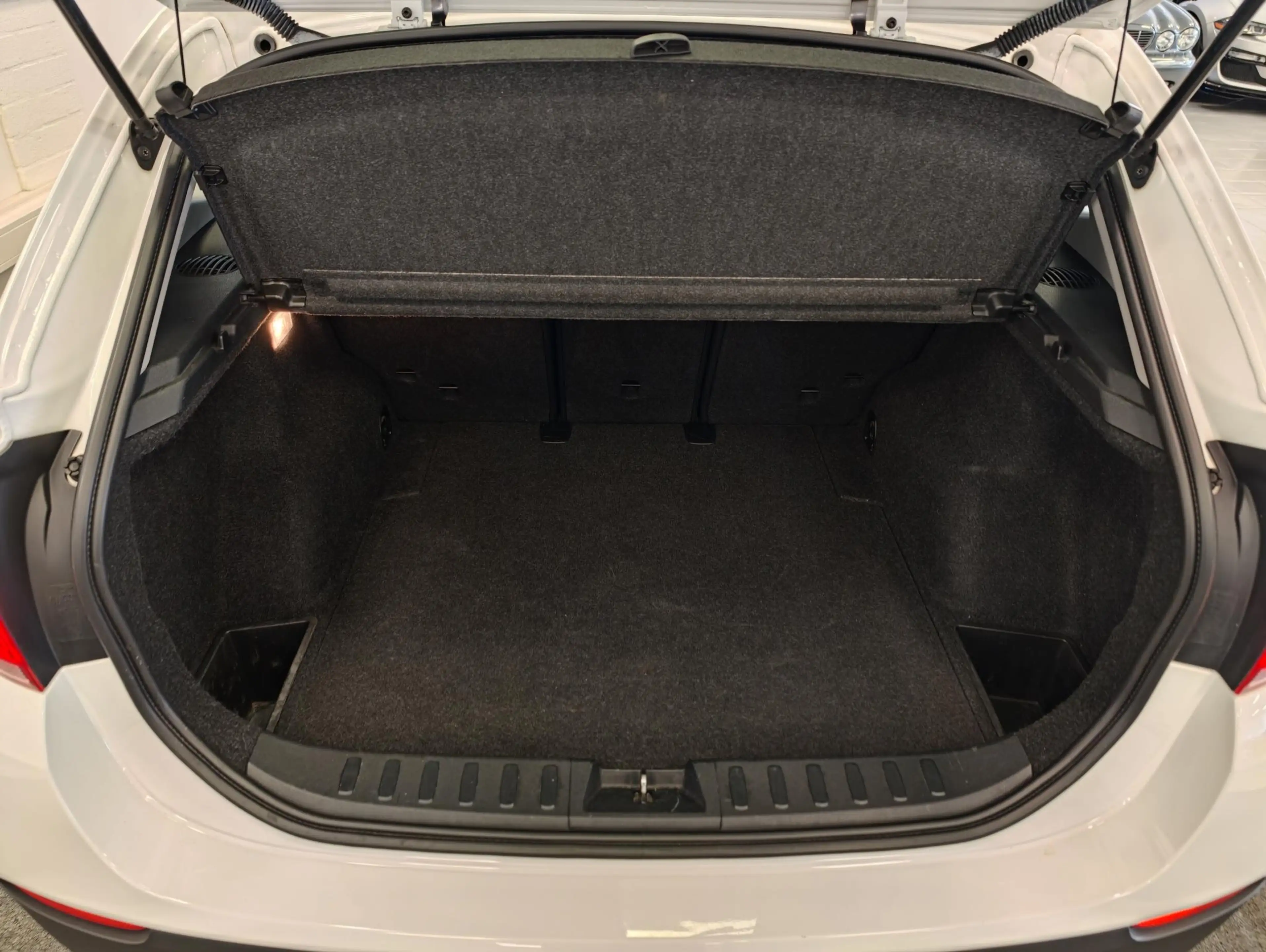 BMW X1 sDrive18i Executive — photo 11