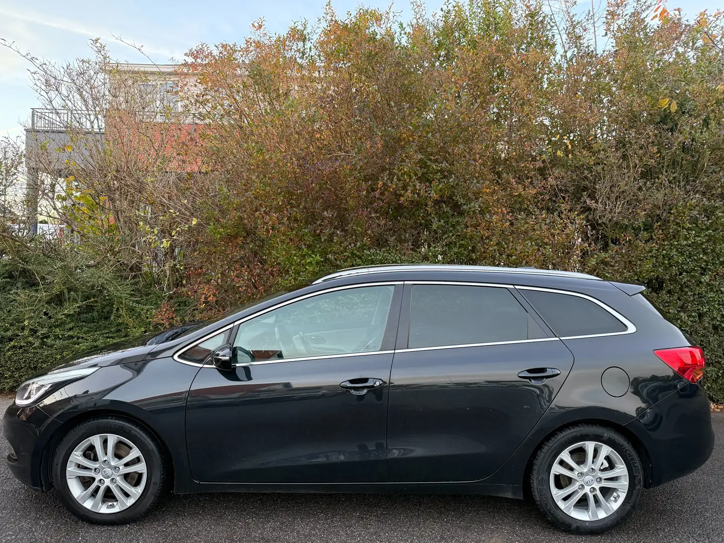 Kia Ceed SW / cee'd SW 1.6 CRDi+NAVI+CAMERA+CARNET+JANTES+EURO 5B Zwart - 2