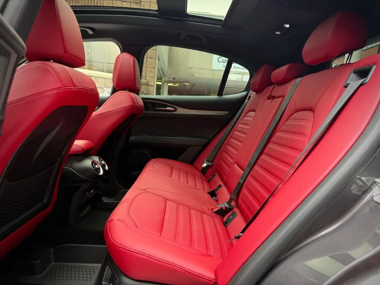 Alfa Romeo Stelvio снимка Alfa Romeo Stelvio