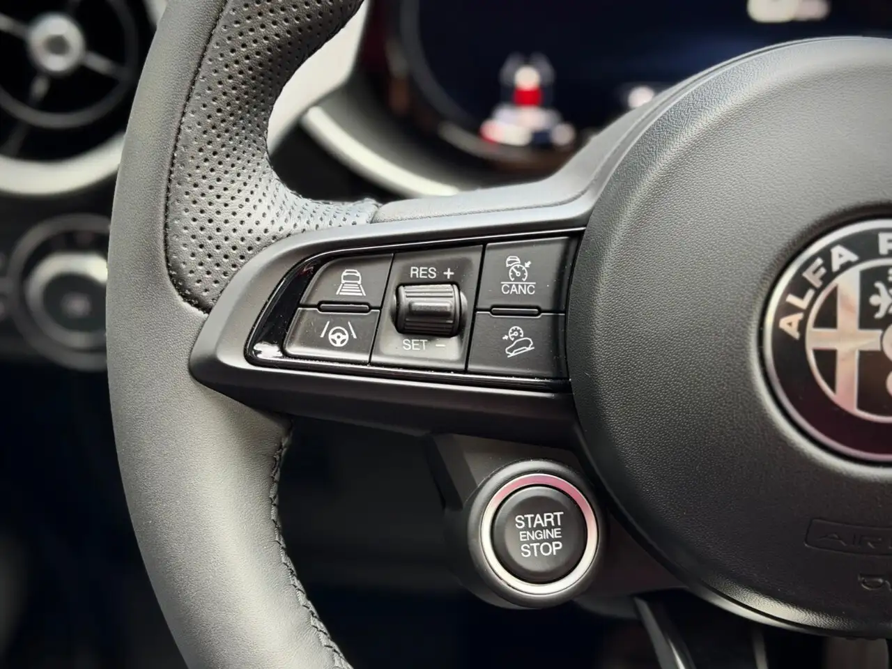 Alfa Romeo Stelvio снимка Alfa Romeo Stelvio