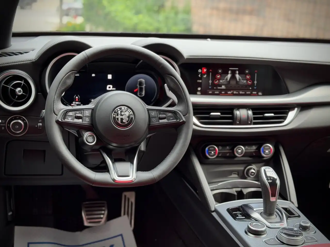 Alfa Romeo Stelvio снимка Alfa Romeo Stelvio